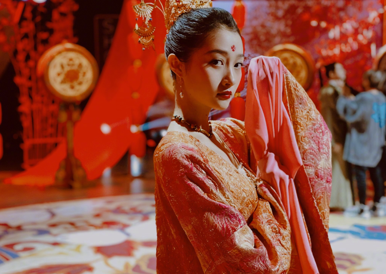 关晓彤|关晓彤个性西装穿搭,白色西装飒气十足,黑色西装展露性感魅力!