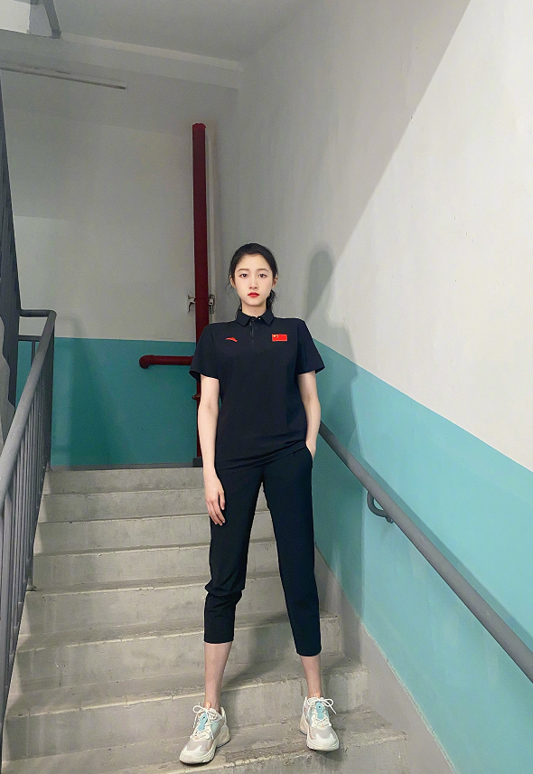 有杀气童话|国民闺女”关晓彤，日常穿搭可真耀眼，满屏大长腿真好看！