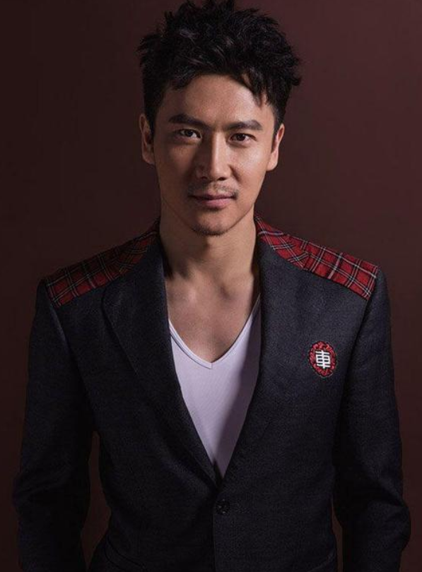 闫妮|闫妮风流情史：离婚16年“大玩”姐弟恋，如今49岁怎样了？