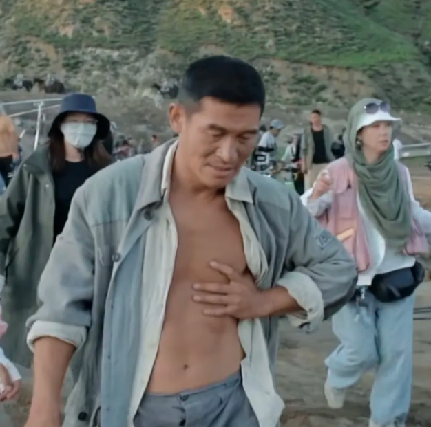 吴京|44岁的余皑磊,拍摄受伤露出八块腹肌,差点抢走了吴京的风头