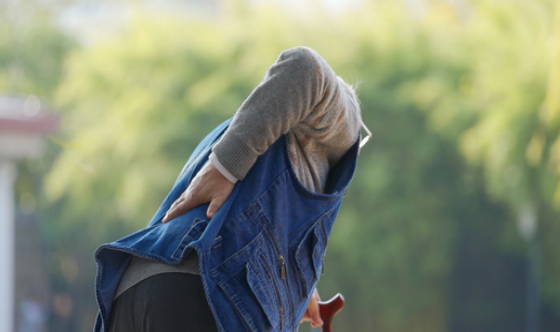 大林医生 老夫妻双双中招，驼背弯腰直不起身，医生：这“2种”食物怎么能天天吃