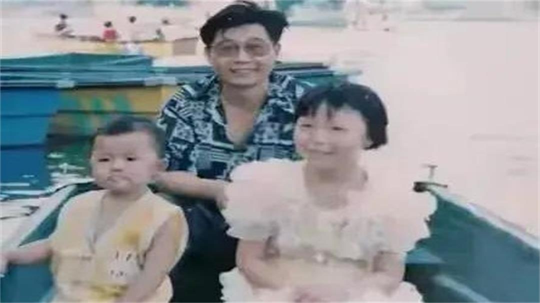 姐姐|郭威童年照曝光,穿姐姐的旧衣服,打扮像个放牛娃,没一张有笑容...