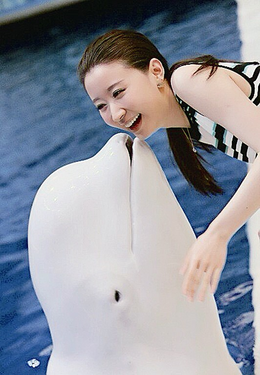 黄橙子|漂亮的凤凰卫视黄橙子，她是炫目的选美冠军，也是很宅的新闻主播