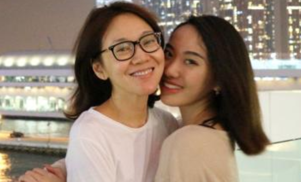 闫妮|闫妮风流情史：离婚16年“大玩”姐弟恋，如今49岁怎样了？