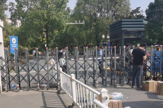 南航大学实验楼爆燃致11人伤亡,知情人:家属赶到医院,急到整个人发抖