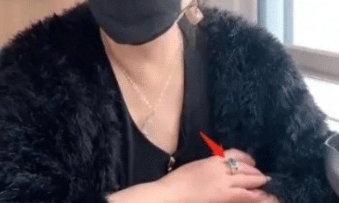 佟丽娅|庄嫂李菁菁一家人亮相，自己穿貂佩戴翡翠，儿女却打扮普通