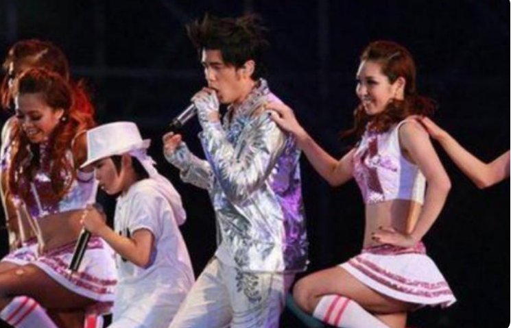 周杰伦|9岁与周杰伦上春晚,父母为他卖掉房子,长大后沦为路人无人问津