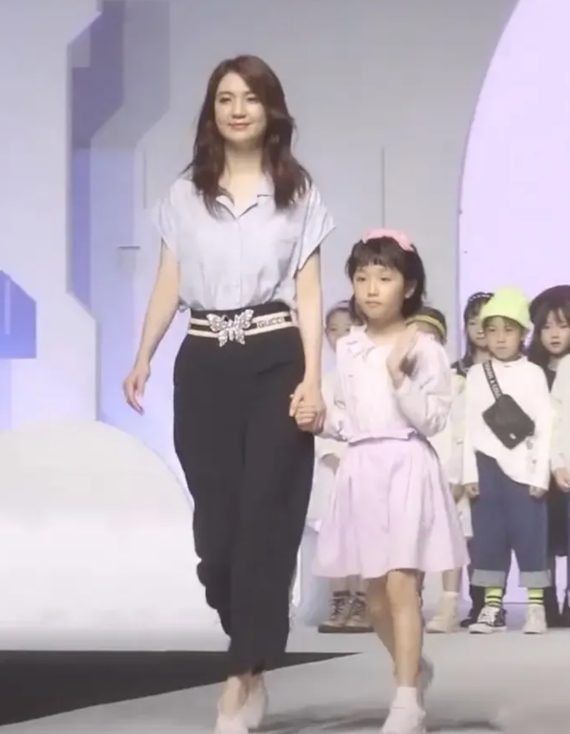 洪欣|洪欣罕见携女T台走秀，小肚腩凸显，竟被7岁女儿给抢去了风头