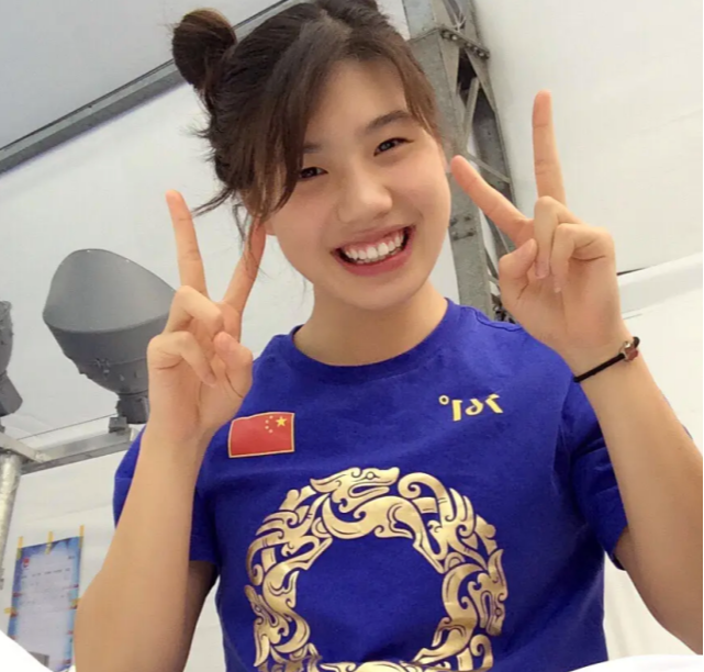 建军节|张雨霏妈妈，对她有着巨大的影响，妈妈亮相的时候，这颜值绝了