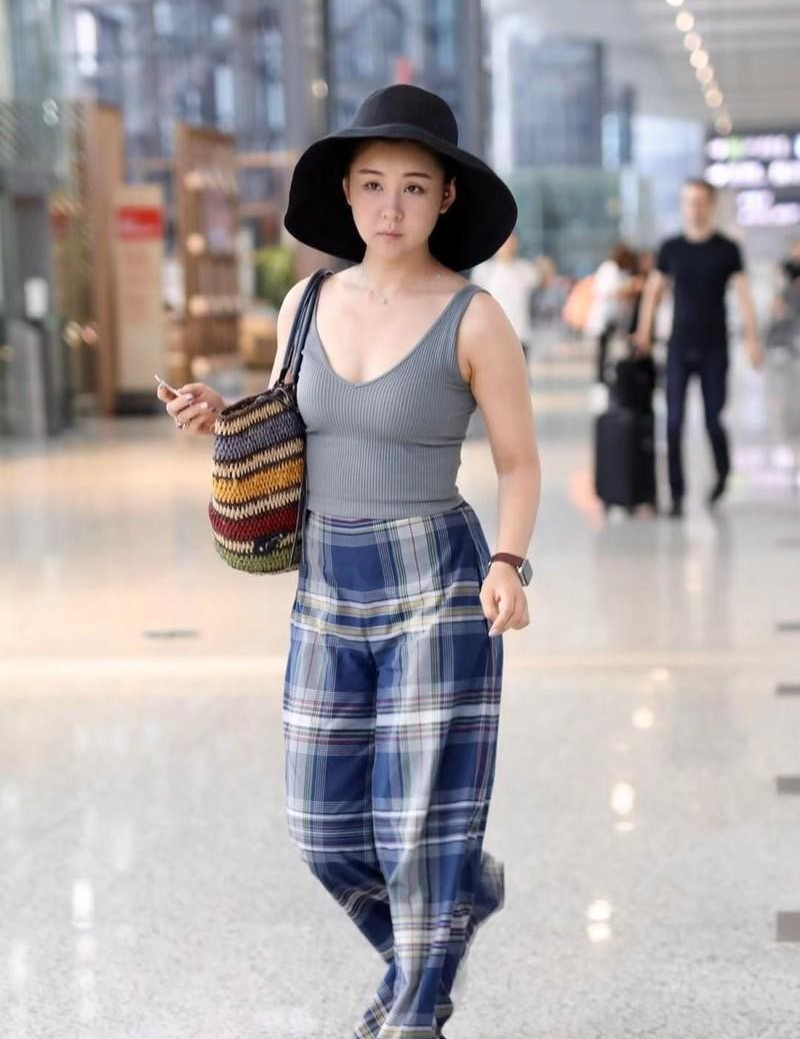 花团锦簇 李小萌身材真丰满,无袖汗衫配格纹阔腿裤精致时髦,美得出众