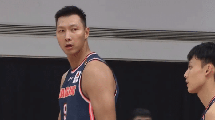 易建聯(lián)|尷尬！易建聯(lián)與任駿飛相撞后失誤，沒有怒吼，主動拍胸脯認(rèn)錯