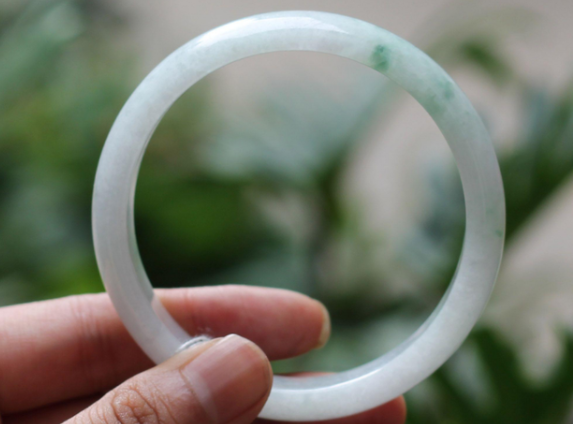 翡翠|翡翠纹路会影响价值吗?其实它并非瑕疵,毕竟无纹不成翡