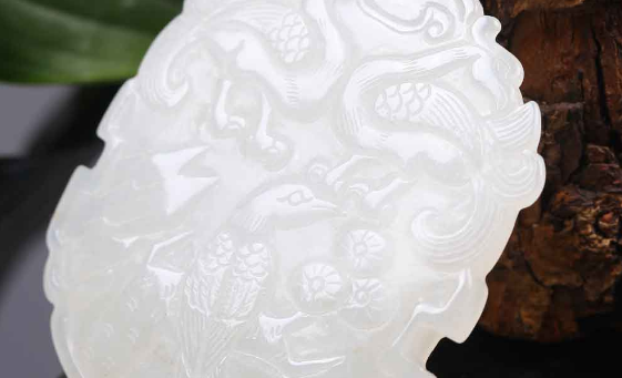 |行家看和田玉，看的并不是表面的白度，而是看的其中这一点！