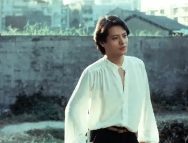 肖战|要退就退的干干净净, 退出歌坛后被人找了20年, 可始终没人再见过