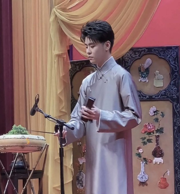 张云雷|张云雷和陶云圣开场鼓曲社,拍大合照时,却根本没给他俩留位置