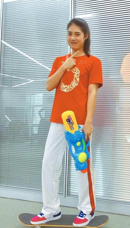 建军节|张雨霏妈妈，对她有着巨大的影响，妈妈亮相的时候，这颜值绝了