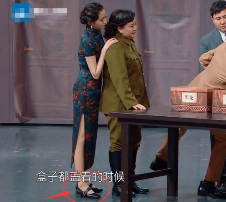 关晓彤|同样穿旗袍，谁注意baby和关晓彤配啥鞋？网友：已婚与未婚的区别