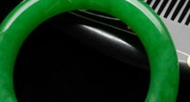 翡翠|翡翠戒面应该怎么鉴定？这么多高档翡翠，都受到了富豪们的追捧