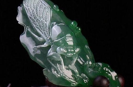 翡翠|翡翠饰品的色彩,也对它们的自身有一定的影响,是加还是夹?