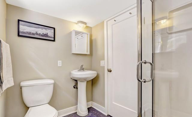 |卫生间是用全木门好还是半玻璃门好？