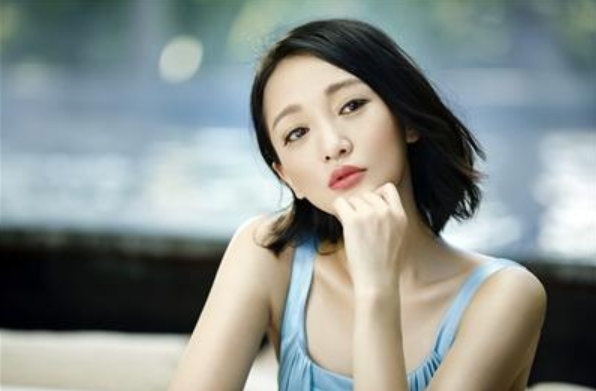 何泓姗|她被赞是“小周迅”，巅峰期一年播6部剧，从女主变配角越混越差