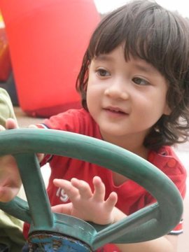 宝贝计划|《宝贝计划》宝贝长大，成龙怀里的小娃娃，长成高级厌世脸