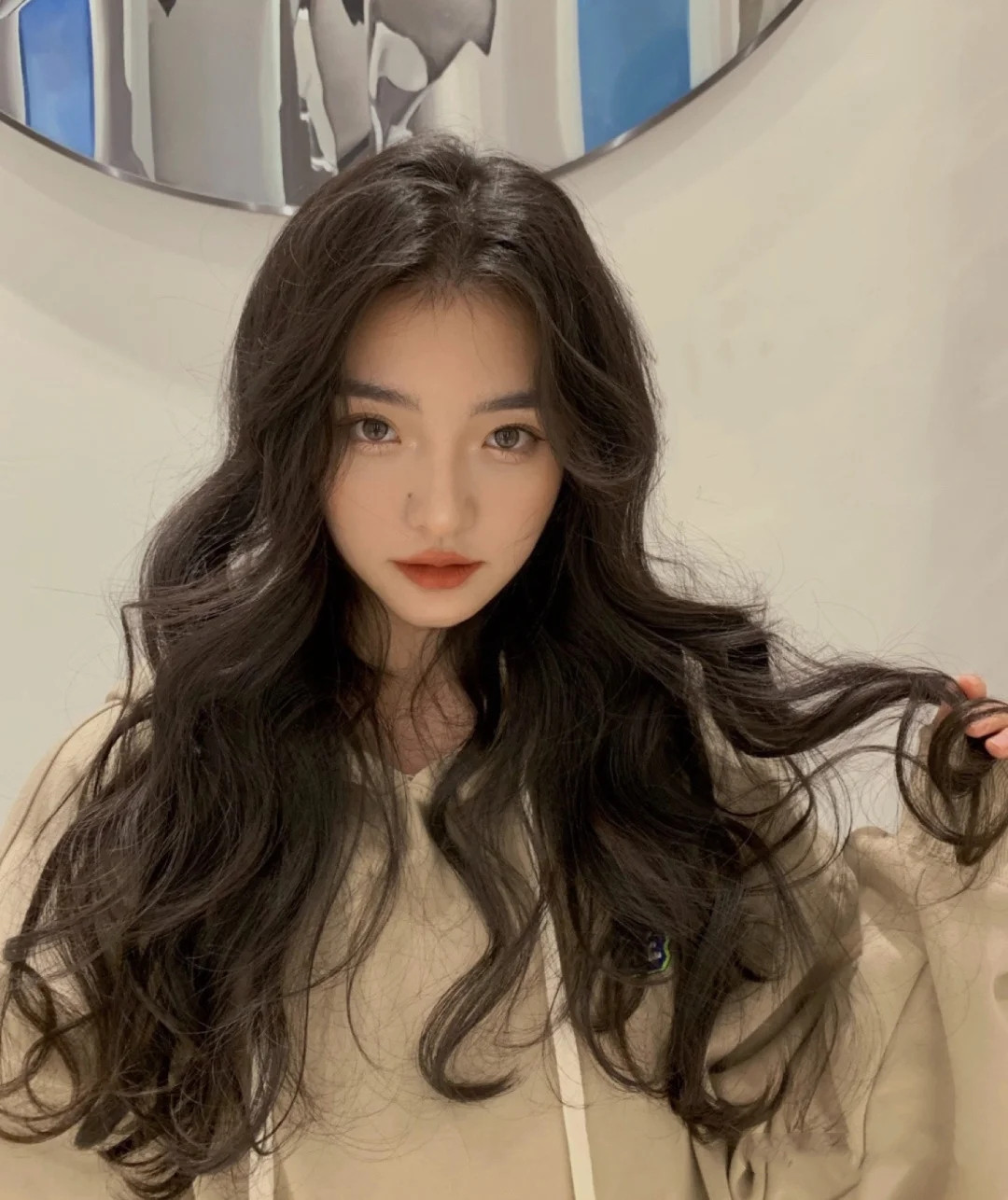 发型|2021最新流行的几款发型！建议你们最好不要做，因为太显脸小