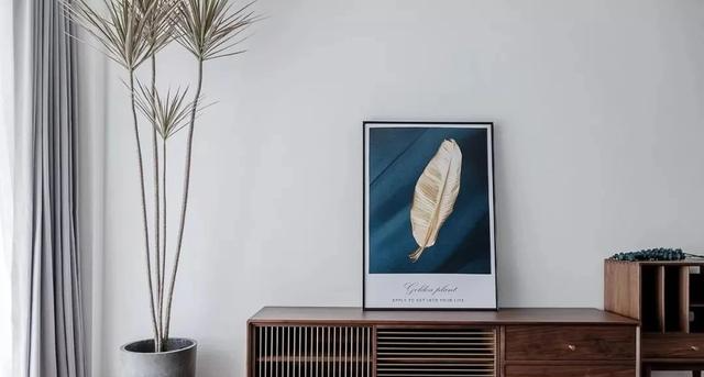 |胡桃木色的地板和门框，怎么搭配家具和窗帘，才能避免老气？