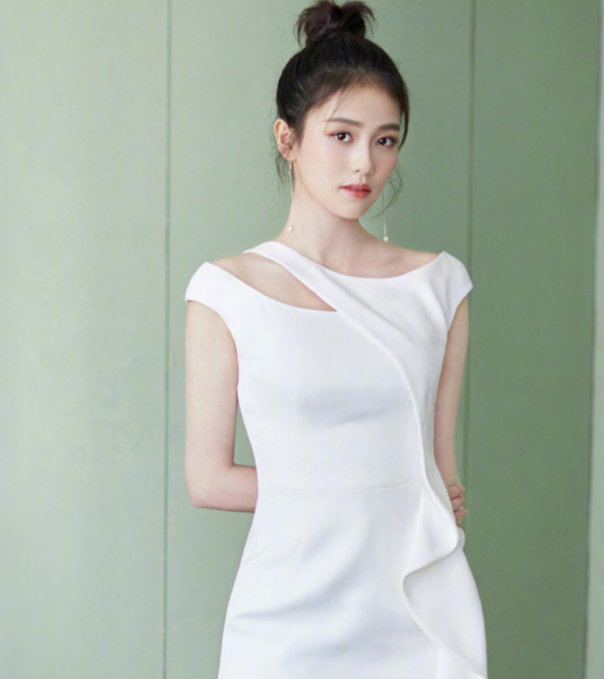 白梦妍|27岁白鹿路人照流出，颜值清新身材有料，这位女神真的好美丽