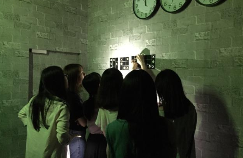 社会新视点 4女生被NPC逼着当众脱衣，表演“二人运动”，密室逃脱成为骚扰乐园