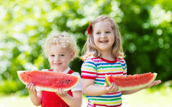 雷四趣说|到了炎热的夏天，家长给孩子少吃这几种水果，可能会损害胃的健康