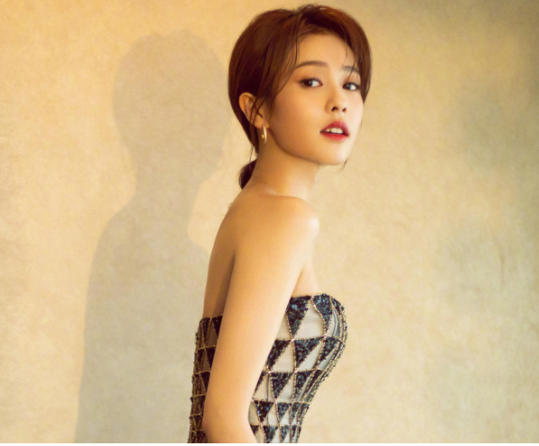 白梦妍|白鹿,一看就能记住有特色美艳洒脱英气,还有一点可爱和坚韧