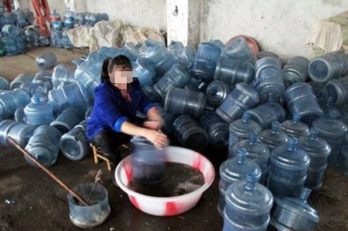 千金芳|24岁女子患有甲状腺癌，救治无效离世，医生摇头：1种“桶装水”怎能常喝
