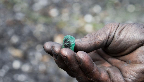 翡翠|市面上这么多B货翡翠，戴起来会对身体有害吗？不知道的了解一下