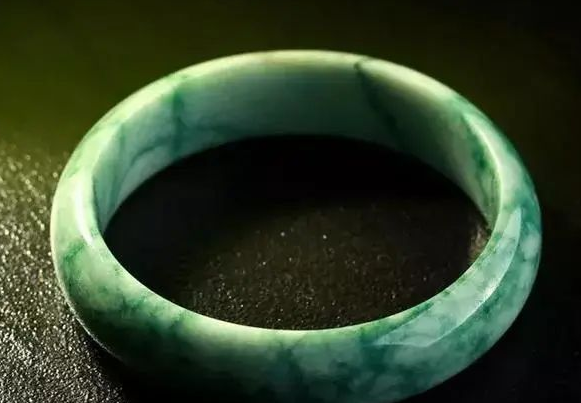 翡翠|不是所有的翡翠都很贵，尤其是这5种，新人翠友入手要当心！  ?