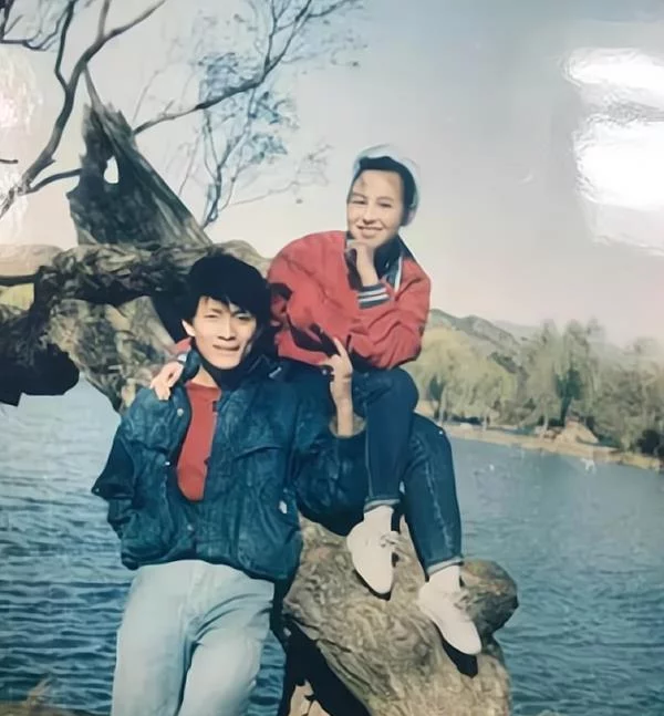 岳丽娜|19岁与导演私奔,在6平米的地下室生下3胎,丈夫用7部剧把她捧红。