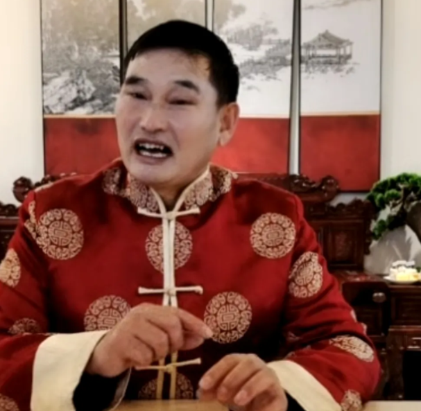 朱之文|得罪了化妆师？朱之文的脸被化妆成一半白一半黑，极不均匀