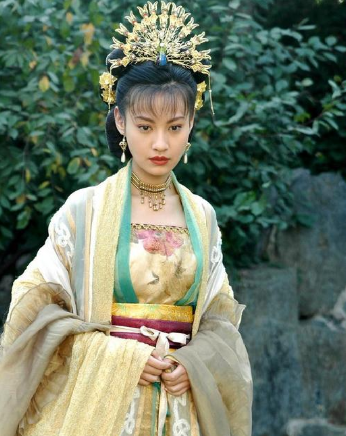 Angelababy|40岁江玉燕复出，baby尴尬了，网友：果然还是正版的好看