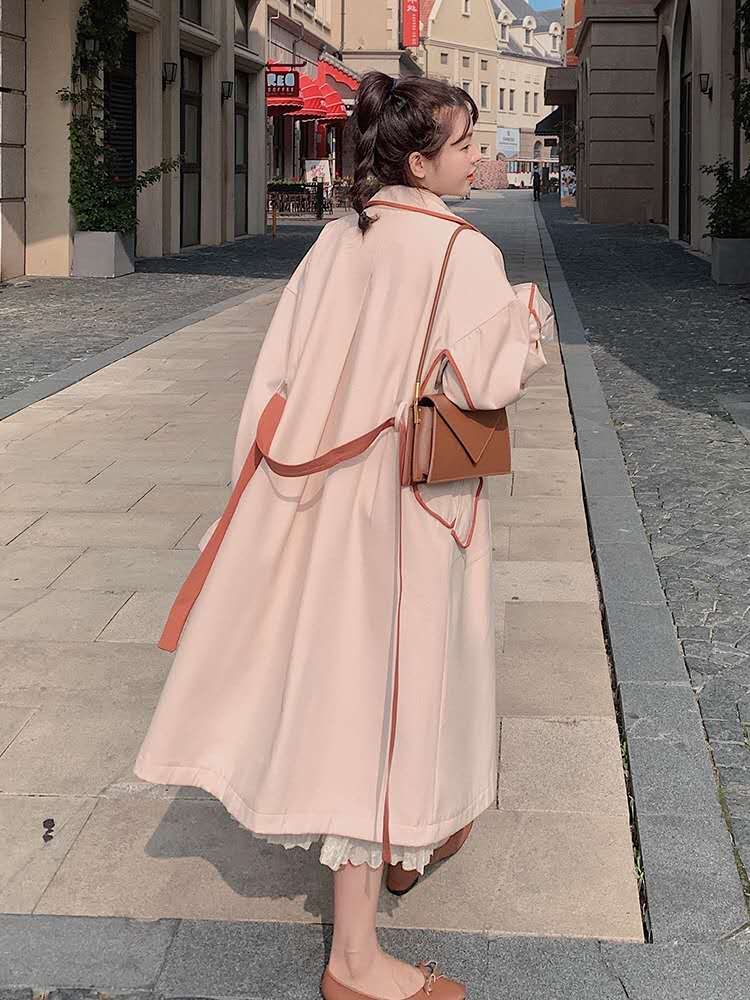 畏畏缩缩不是我|粉色和香芋粉哪个颜色更显少女气色？秋季风衣选粉色尽显温柔！