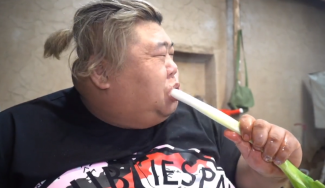 蔬菜 著名吃播“胖猴仔”已达580斤，站立都成为一种奢求