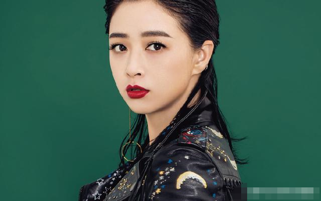 蒋欣|蒋欣一胖毁所有,“水桶腰”穿薄纱裙好廉价,女人还是瘦了好看