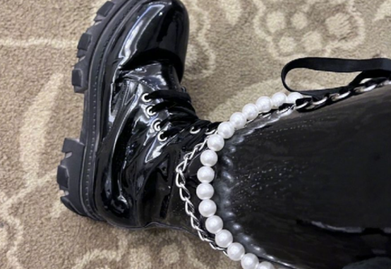 长津湖|关晓彤也太没偶像包袱了吧，居然晒出了自己的袜子，还进行了自嘲