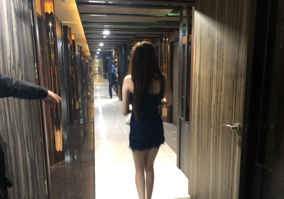  传播妹「3人KTV大乱斗」 连身裙被扒剩内衣！男酒客全醒了