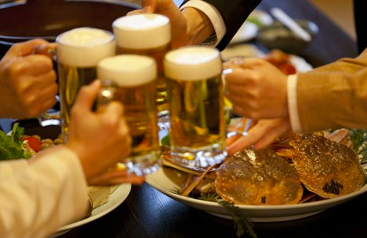 天天听健康 喝一次好似10口马桶水，很多人在喝，医生：经常喝等于“自毁”肝脏