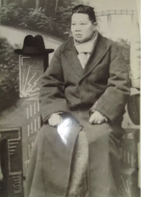 翡翠|他是谁?在解放前翡翠手镯、戒面竟多到用升子来称量