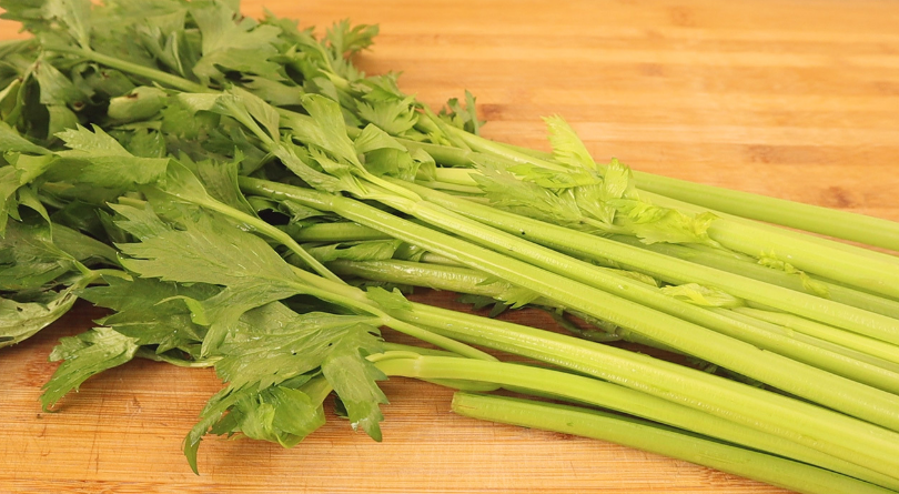 肝损伤|一天一把芹菜,43岁女子因失眠住院,医生:无知,神经已“千疮百孔”