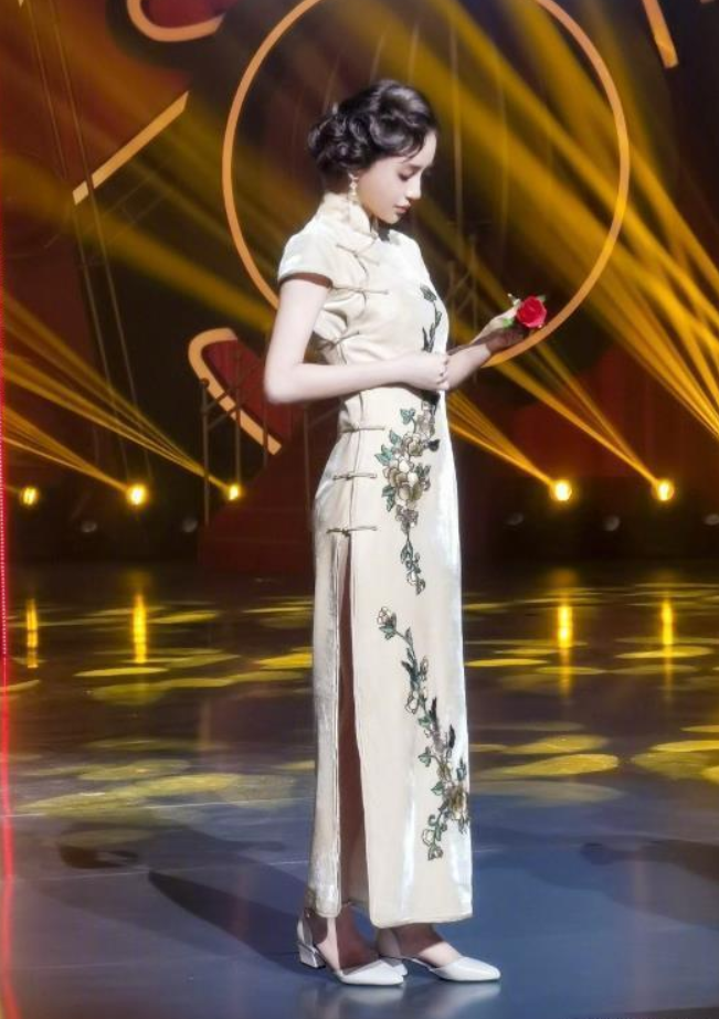 关晓彤|同样穿旗袍，谁注意baby和关晓彤配啥鞋？网友：已婚与未婚的区别