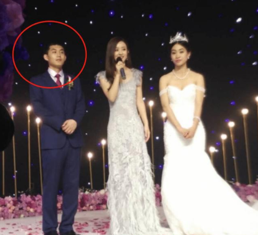 赵丽颖|赵丽颖亲弟：撞脸霍建华，在老家打工照顾父母，妻子颜值不输姐姐