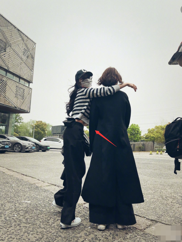 杨幂|杨幂晒生活随拍照，“小蛮腰”实力抢镜，如同少女一样活力十足！