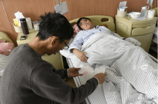 39健康网 54岁男子，2任妻子皆因肝癌离世，医生：做饭1“恶习”，伤肝不浅